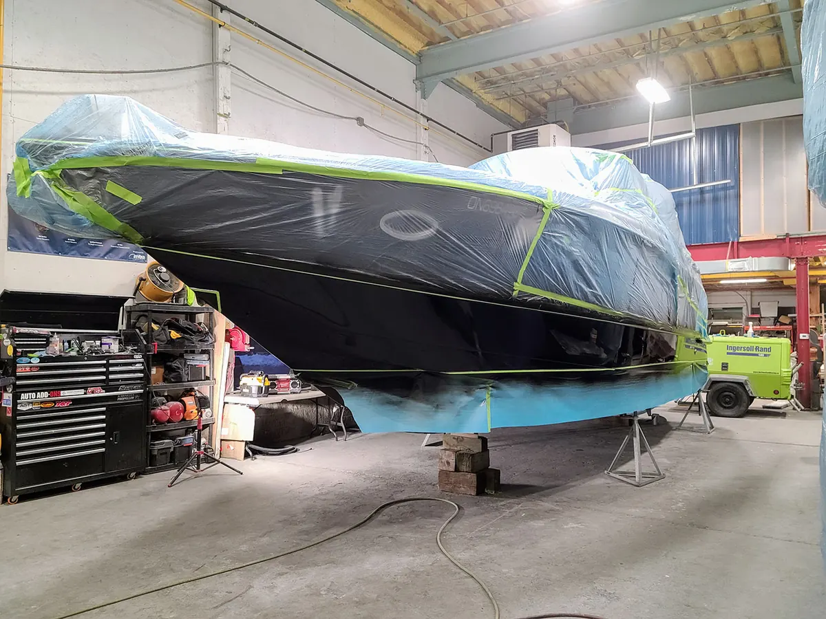 Dustless blasting along a boat topside